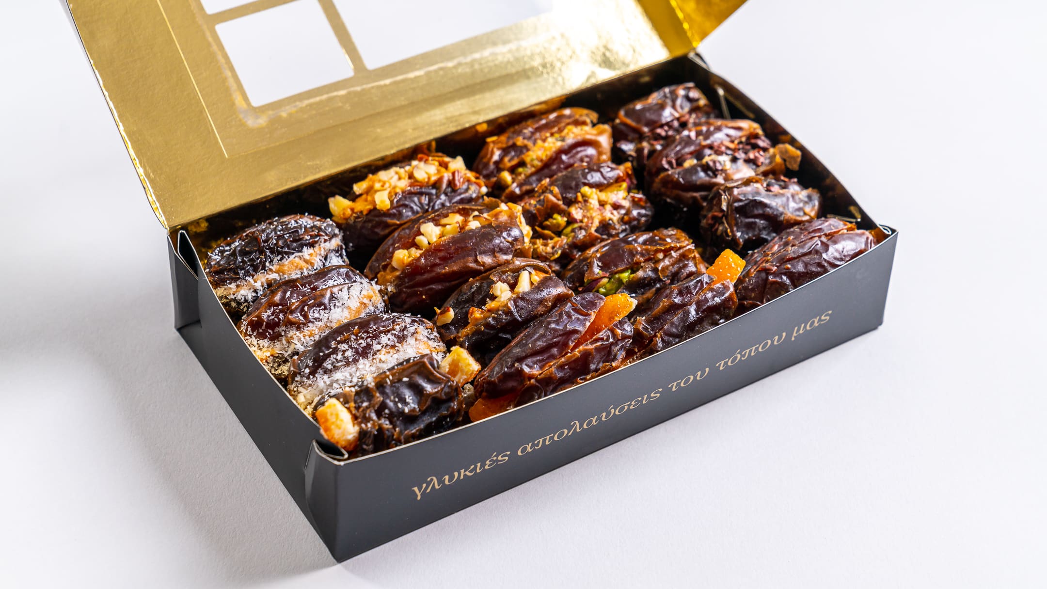 Gift Box with mixed Filled Dates-700gr